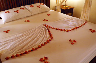 Vackert utsmyckad säng