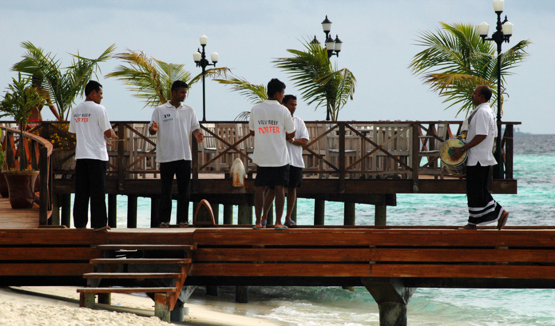 Personal välkomnar nya gäster till Vilu Reef