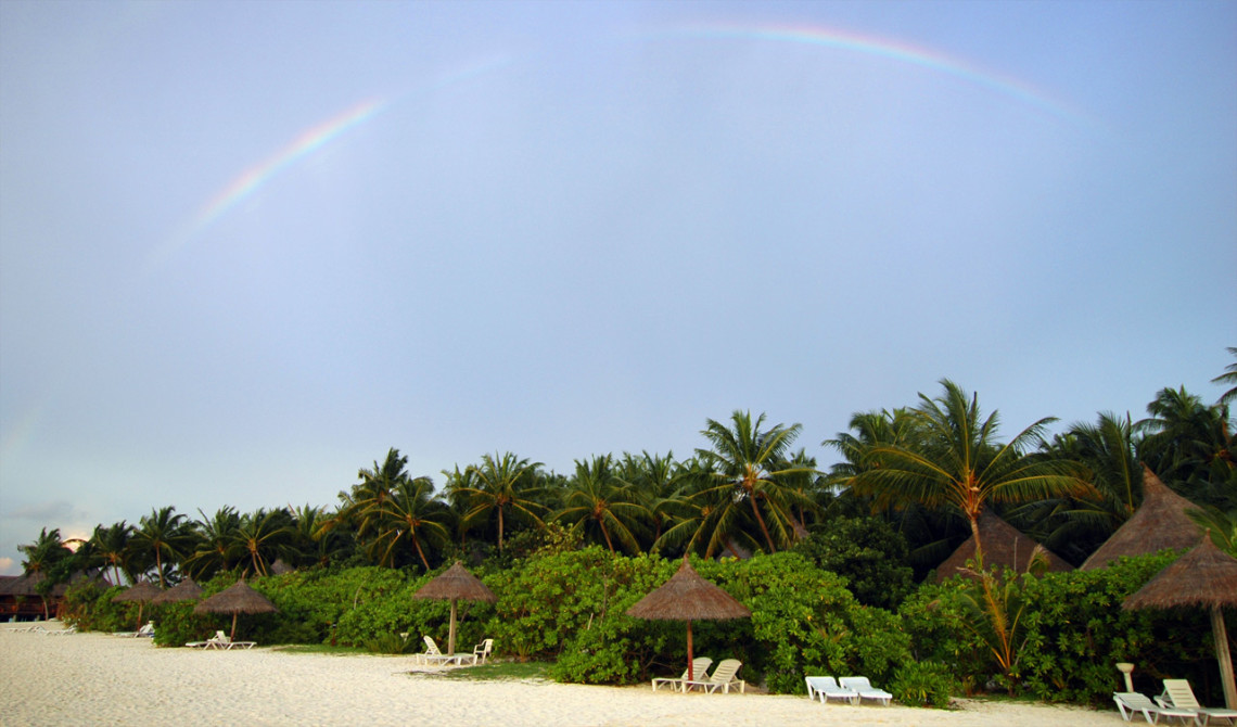 En vacker regnbåge över Vilu Reef