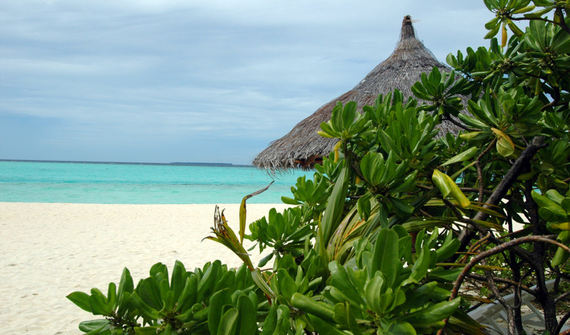 Strandvy precis utanför vår beachbungalow, Vilu Reef