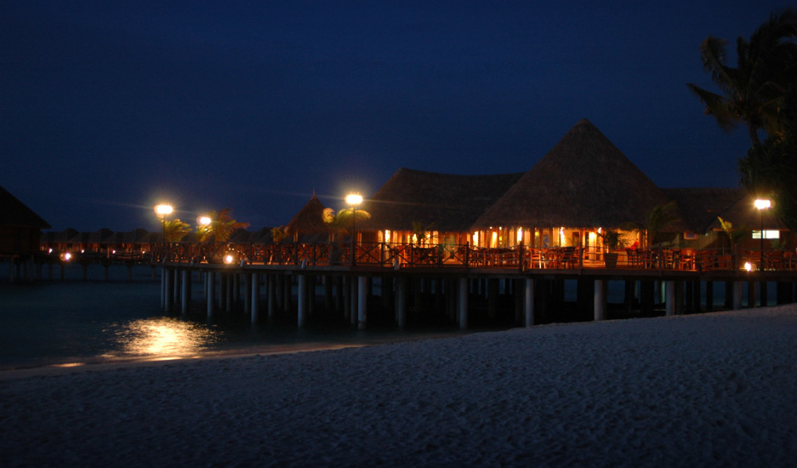 Kvällsvy över pool baren på Vilu Reef