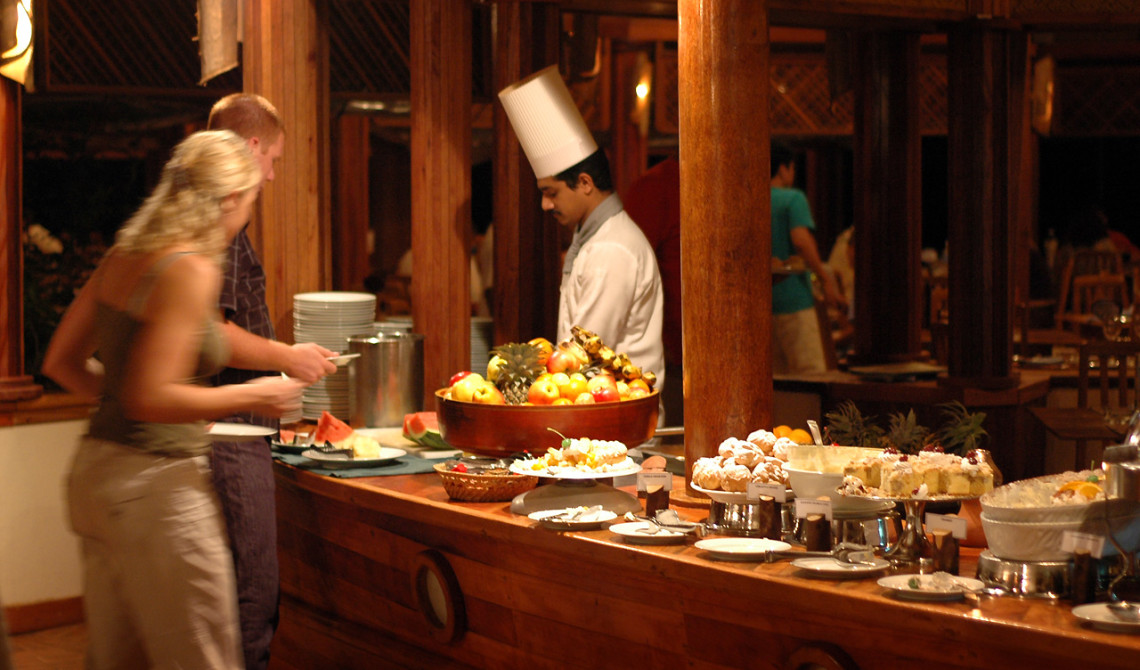 Kock på Vilu Reef serverar dessert