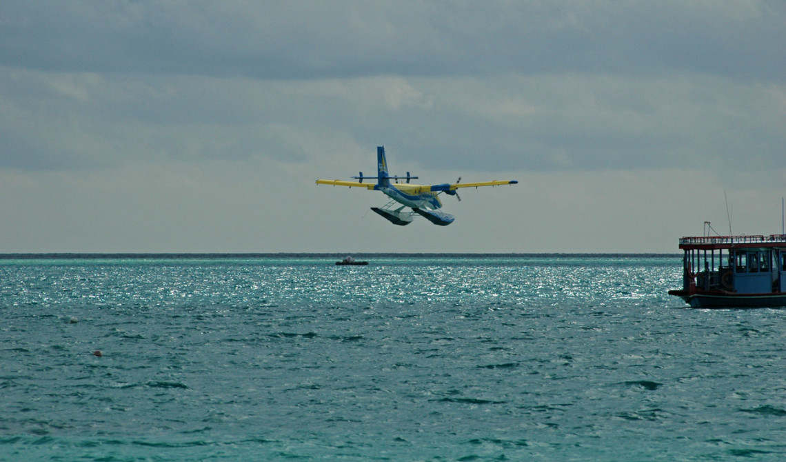 Ett pontonplan landar i vattnet utanför Vilu Reef.