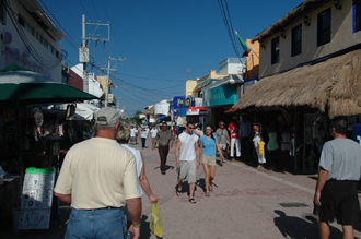 Gata utanför buss-stationen i Playa del Carmen