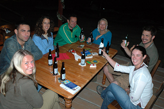 Italienare, svenskar, normänn och australiensare skålar i öl på Lamanai Riverside Retreat