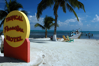 Stranden vid Tropical Paradise Hotel, Cayes Caulker