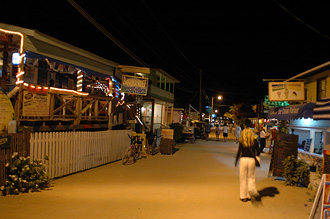 Caye Caulkers huvudgata by night