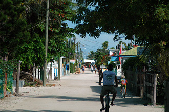 Huvudgatan i Caye Caulker, strax utanför Tropical Paradise Hotel