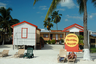 Vi njuter av solen utanför Tropical Paradise