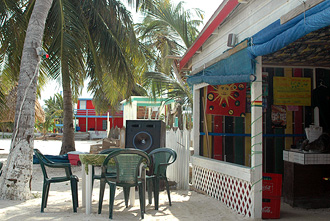 På Rasta Pastas servering utmed stranden i Caye Caulker