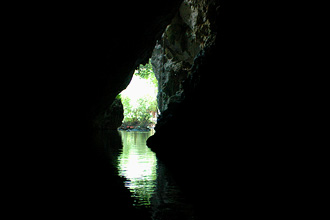 På väg utifrån grottan i Barton Creek
