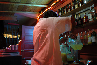 Bartender på Cabana på Cahal Pech förbereder två margaritas