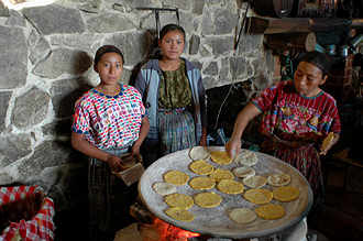 Tre kvinnor lagar tortillas