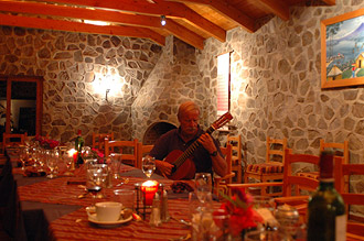 Thierry spelar gitarr.