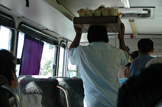 Försäljare på bussen