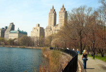 På promenad i Central park en vacker vårdag
