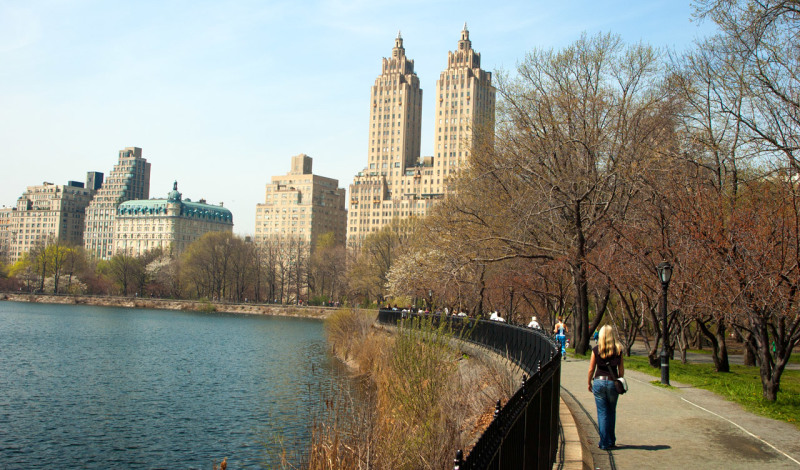 På promenad i Central park en vacker vårdag