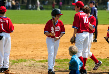 Unga killar spelar baseball i Central Park i New York