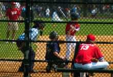 Unga killar spelar baseball i Central Park i New York