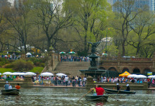 Många hyr kanoter och paddlar runt i Central Park, New York