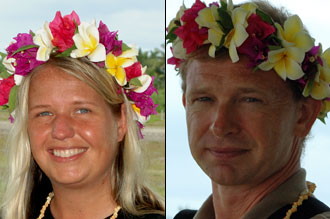 Anki och Lasse med kransar vi fått av Teetu