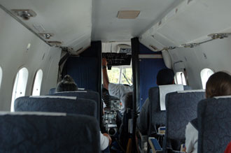 Inne i Air Rarotonga plan på väg att lämna Aitutaki