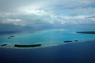 Vi får en fin vy över Aitutaki med alla små motus när vi lyfte med planet