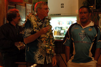 Firande av Roger, ägaren till Atiu Villas på Atiu