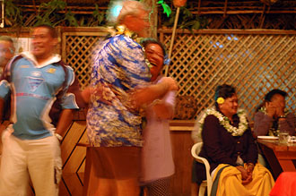 Firande av ägaren till Atiu Villas, Atiu