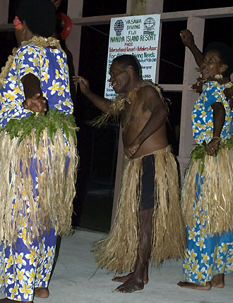 Traditionell dansuppvisning, Nabua Lodge