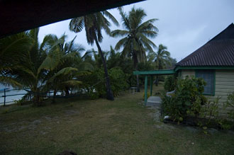 Regnet öser över Nabua Lodge