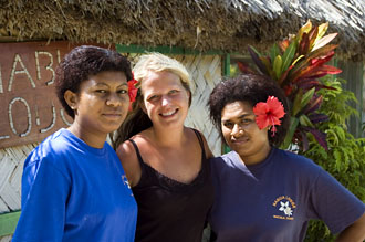 Anki med tjejerna på Nabua Lodge