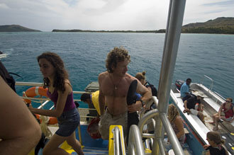 Går över till den stora båten, på väg från Nabua Lodge