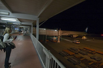 Anki på väg mot flygplanet som vi ska flyga med från Nadi och Fiji