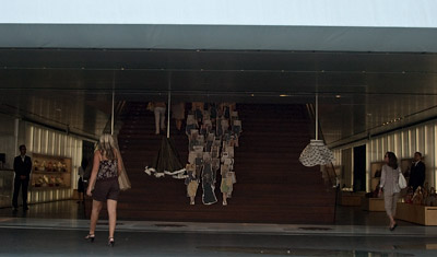 Anki på väg in i Prada butik, Rodeo Drive, Los Angeles