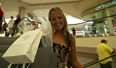 Anki med påsar från Prada och AX på Beverly Center, Los Angeles