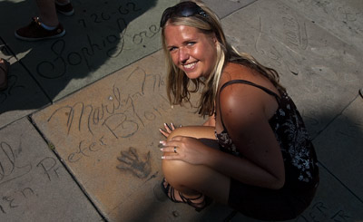 Anki vid Marilyn Monroes handavtryck, Mann's Chinese Theatre, Hollywood Boulevard, Los Angeles