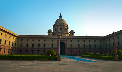 Byggnad på väg längstmed den breda gatan på väg upp mot presidentpalatset