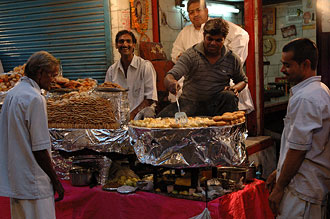 Gatukök vid foodmarket i Old Delhi