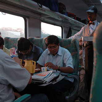 På tåget mellan Delhi och Agra