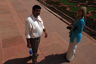 Vår guide och Anki står och pratar inne på en av innergårdarna på Red Fort