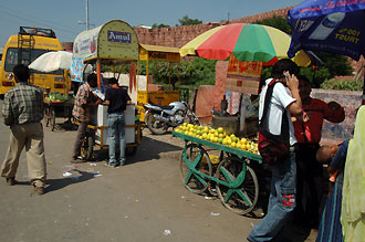 Försäljning på gatan utanför Red Fort