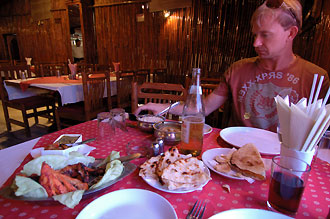 Lasse tar för sig av lunchen