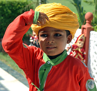 En liten kille dansar utanför restaurangen