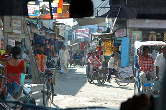 Gatuliv i Agra sett från bilen