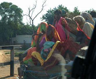 Transport full av kvinnor sett från bilen