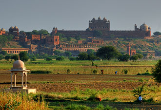 Vy ifrån vägen över landskapet och Fatehpur Sikir