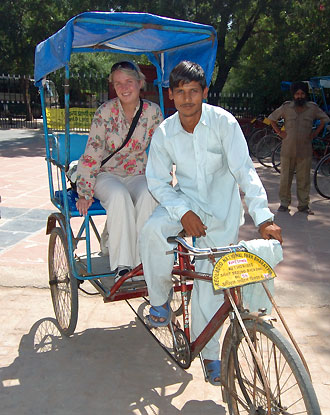Anki och chauffören efter vår rickshaw tur, Keoladeo Ghana National Park