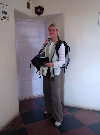 Anki på väg att checka ut från Sariska Palace