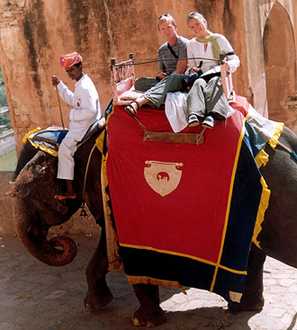 Lasse och Anki på elefantryggen